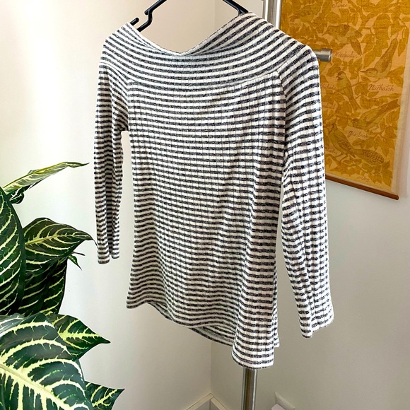 Off the shoulder striped fitted sweater - Picture 2 of 2